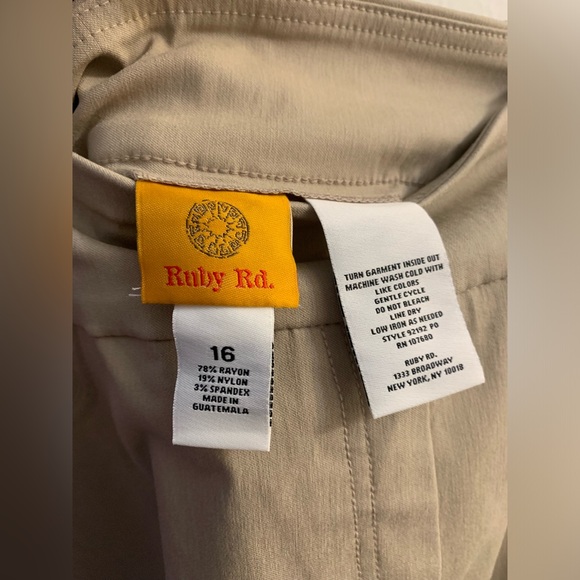 NWOT RUBY RD. Beige Pull-On Stretch Slimming Waistband Ankle Pants size 16 - Picture 3 of 3
